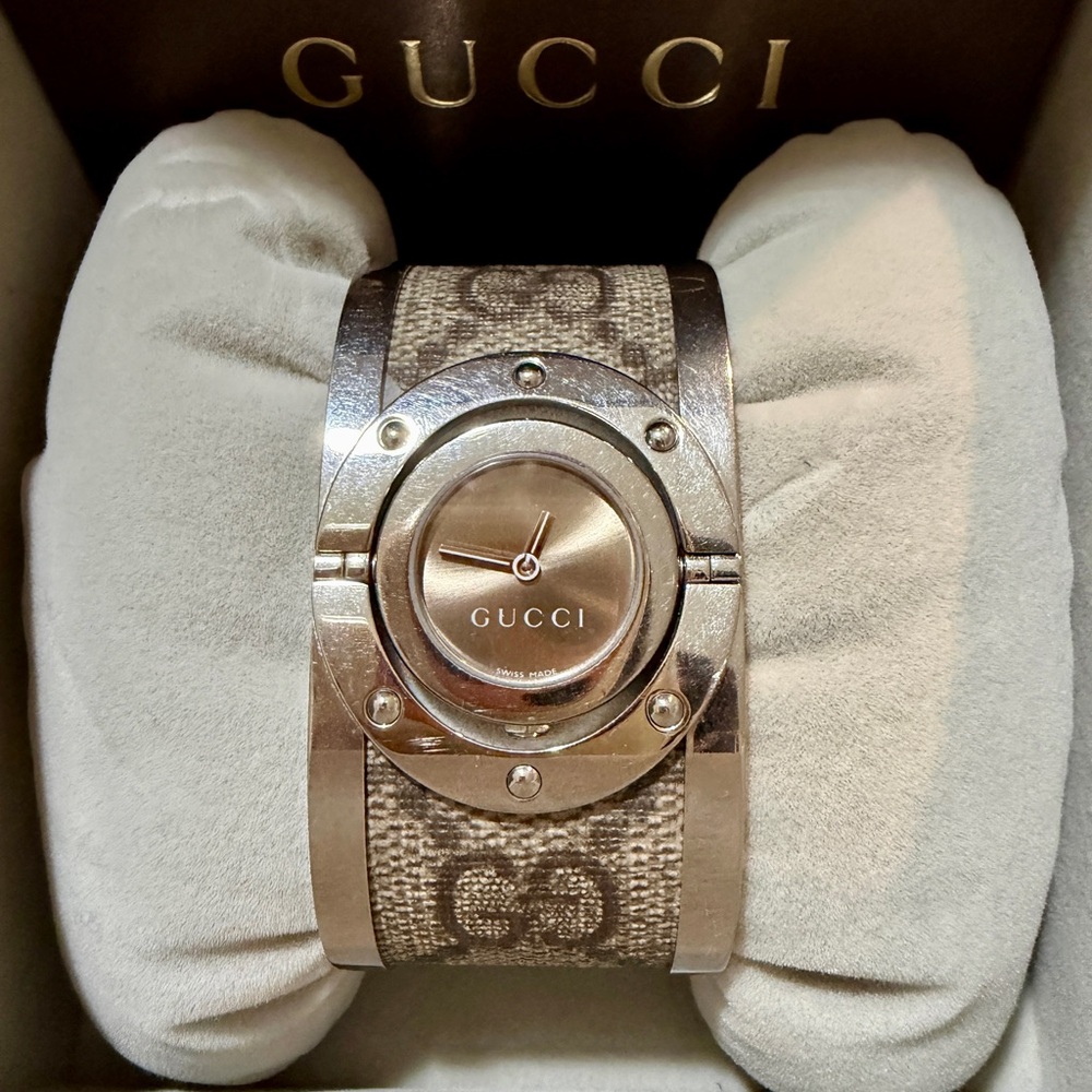 Gucci 112 Wide Twirl Bangle Watch